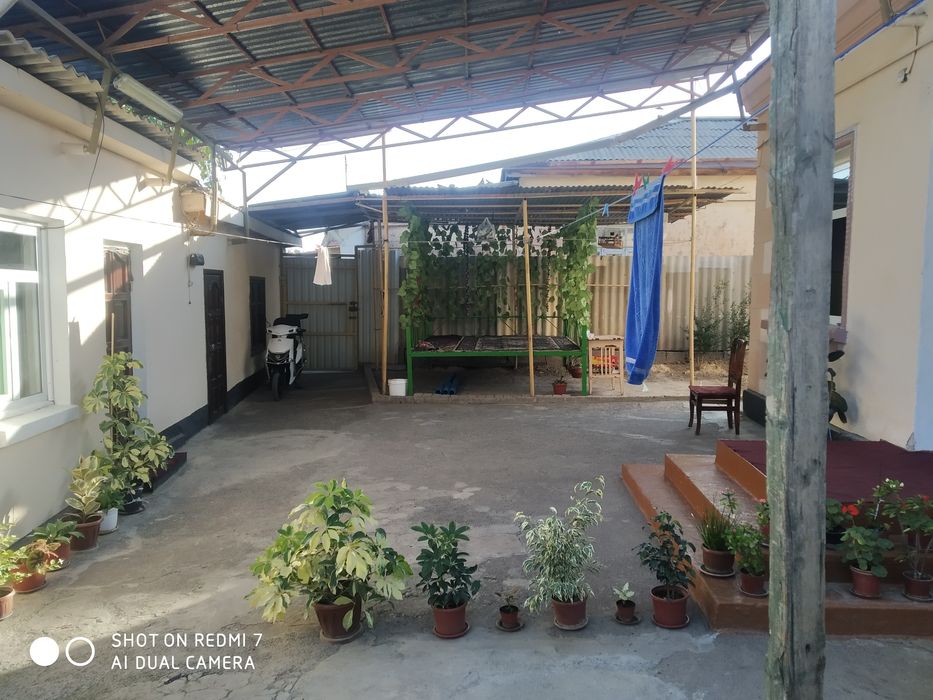 Прадаётся дом в харошом состоянии  8 комнат и1 гараж находится возле ц