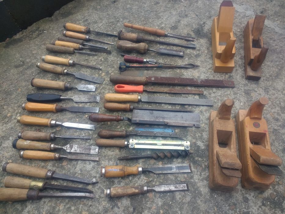 Vând unelte pentru pasionați de sculptat lemn.