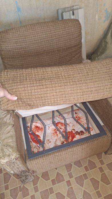 Диван и одно кресло