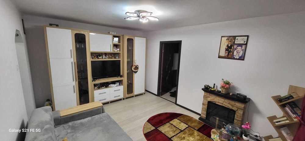 Vand apartament 2 camere+ Garaj