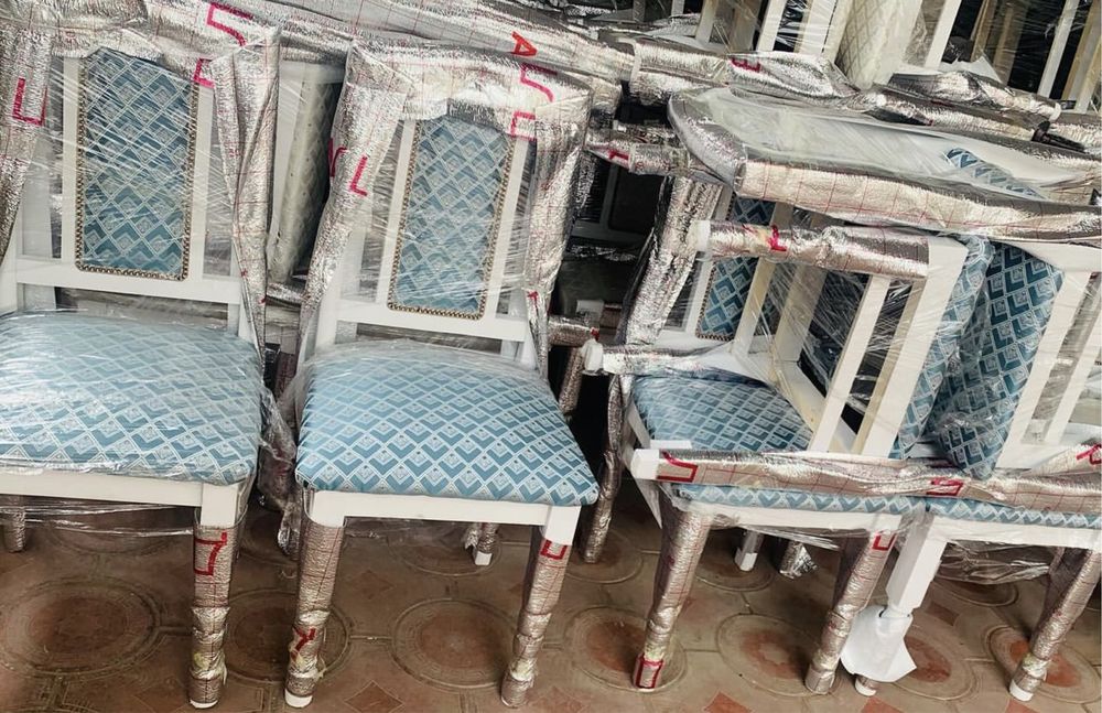 Новые деревянные стулья