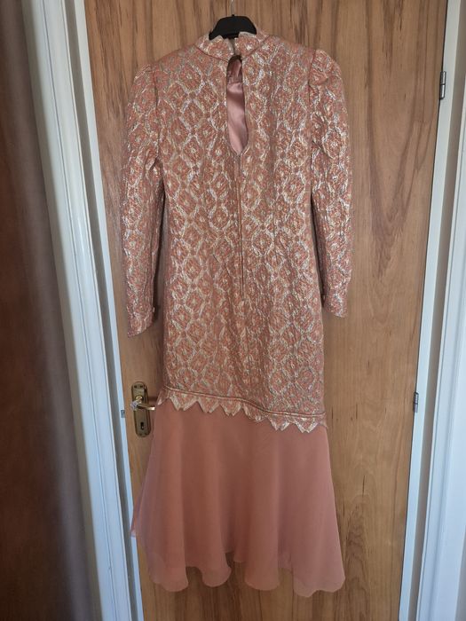 Rochie din brocart cu volan de voal