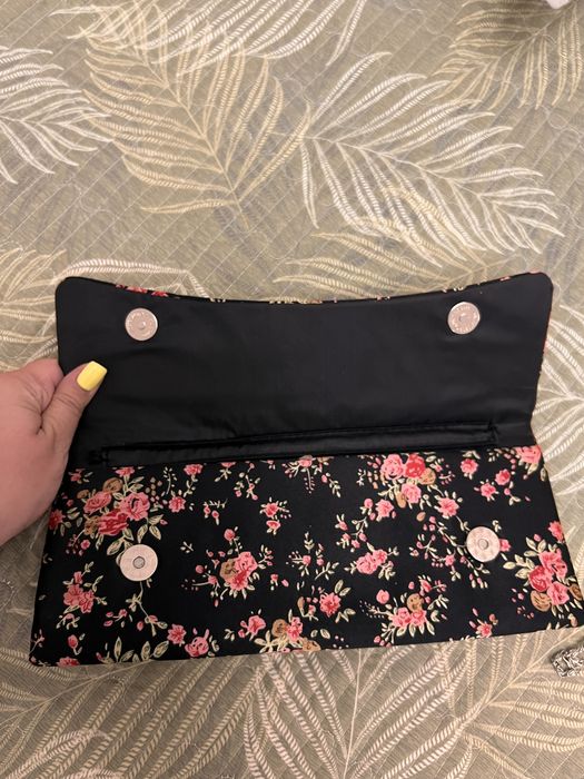 Сумочка клатч. Остался черный под змеиную кожу