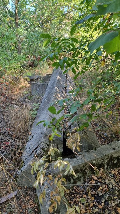 Бетонни основи  и панели ако му трябват на някой.