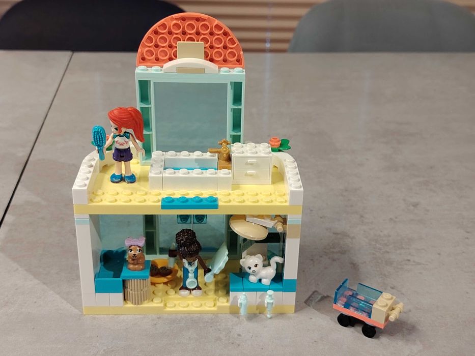 Lego Friends 41695 Clinica animalelor. Lego a fost construit o singura data si este ca nou.