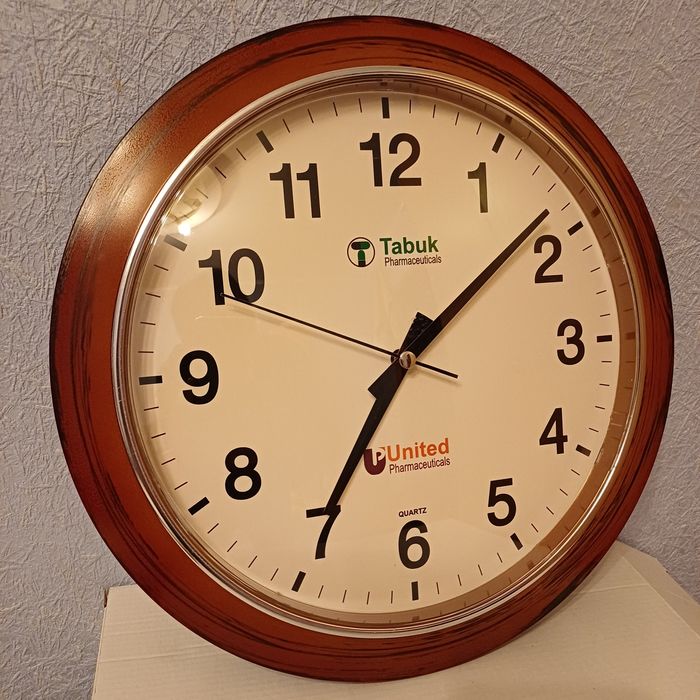 В продаже часы настенные