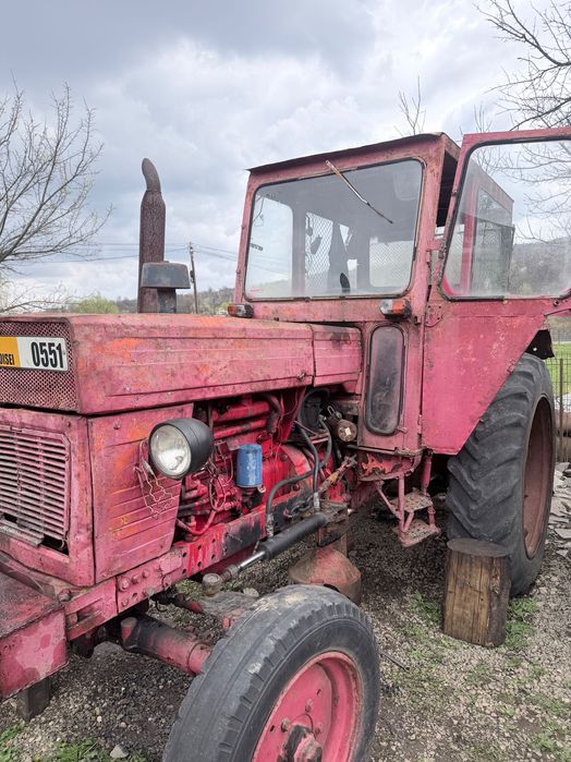 Tractor echipat de padure + remorcă