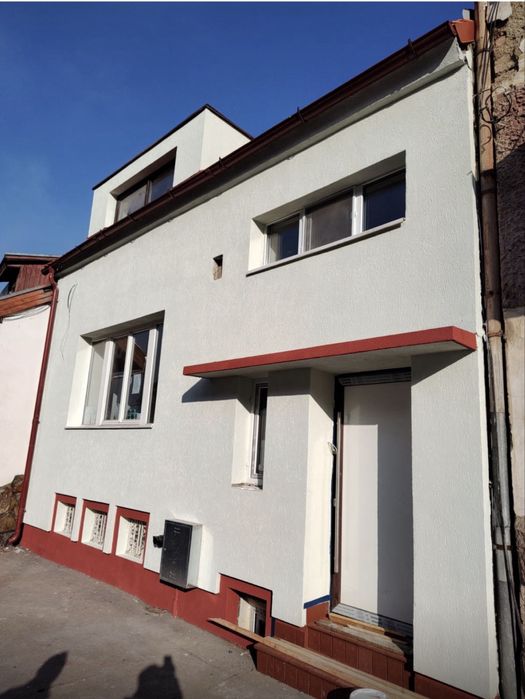 Clădire premium renovată 2025 – 8 cabinete, teren propriu, zona centrală Brașov