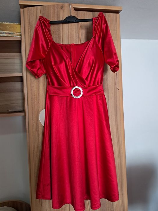 Vand rochie cu eticheta nou