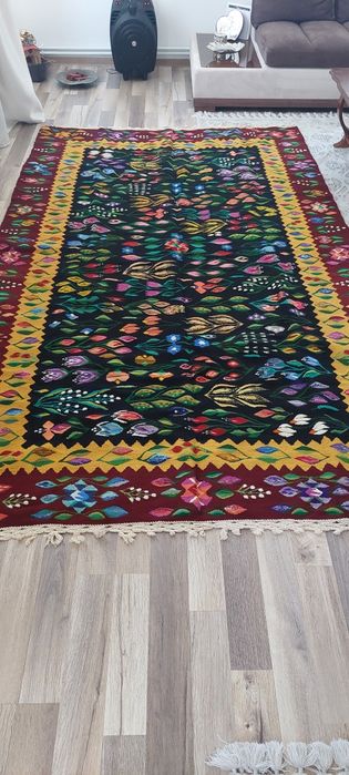 Covor oltenesc autentic, țesut manual din lână, peste 50 ani, 280x180 cm

Descriere: