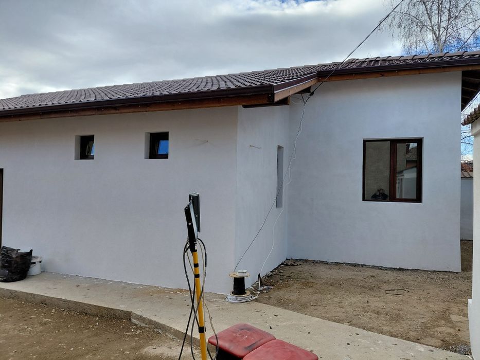 Къща с двор и гараж