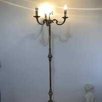 Veioza de podea din brobz