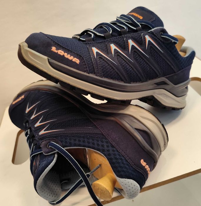 Pantofi trekking 39 drumetie LOWA piele naturala materiale profesionale