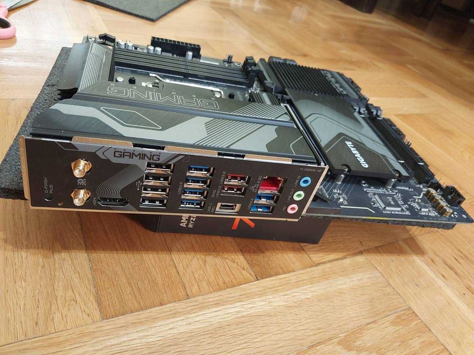 AMD Ryzen 7 7700X + Gigabyte X670 Gaming X AX V2 Wi-Fi