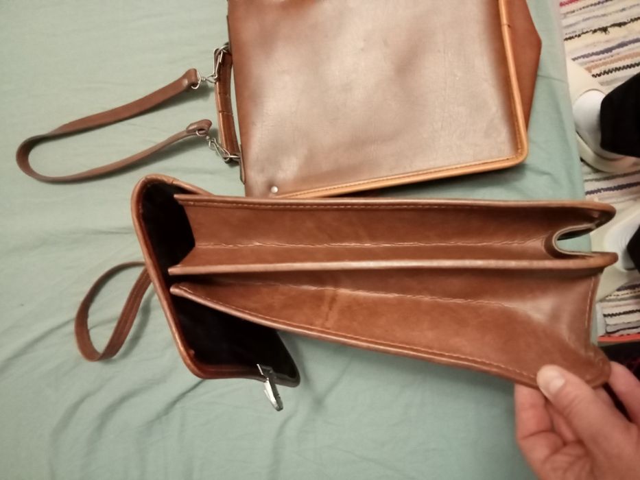 Geanta ,ghiozdan, școala ,vechi Romanesc,perioada comunista,stare buna