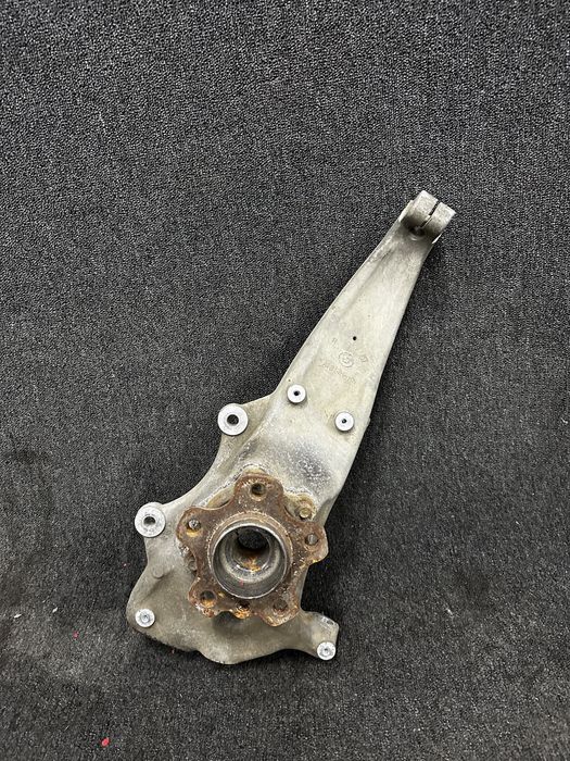 Bmw seria 7 G11 G12 Fuzeta dreapta cu rulment