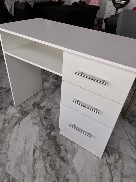 Маникюрный столик