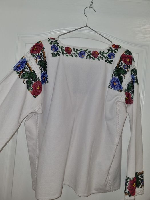 Cămăși cusute cu mărgele, fir continuu, bărbat-femeie.