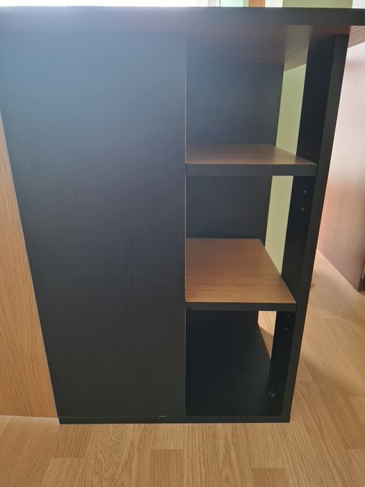 Masa de birou cu spatiu de depozitare.stare foarte buna. Din PAL.  Dimensiuni 135/60/75 cm