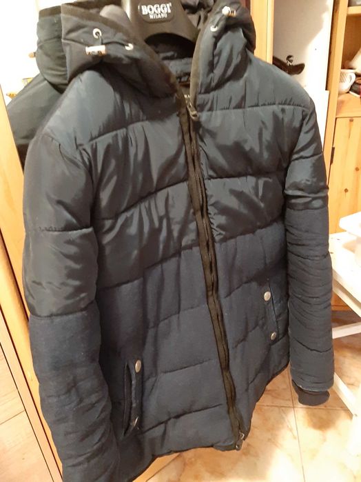 Geaca ZARA de iarna, stare buna, cu fermoarele originale, functionale.