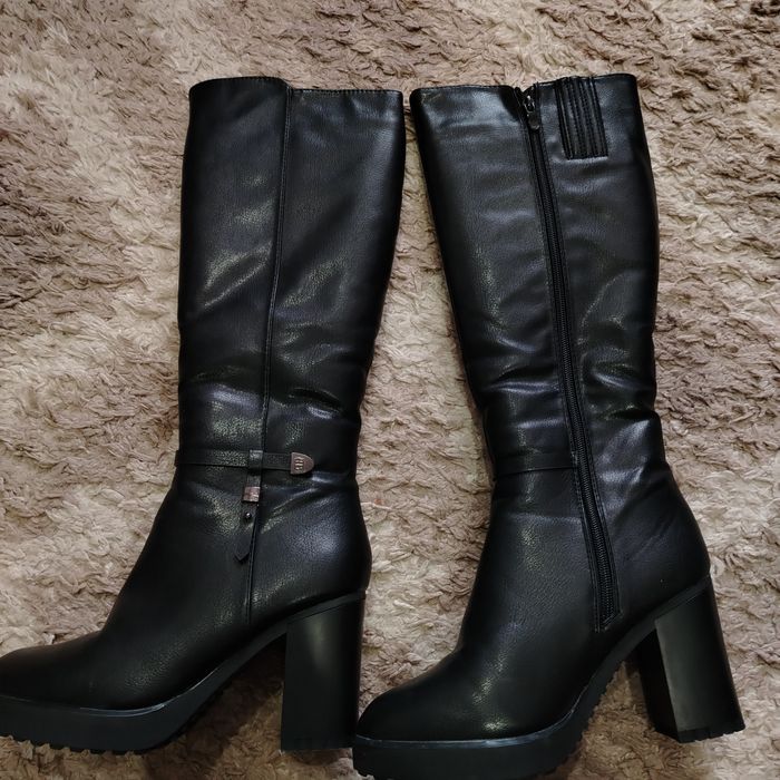 Продам женские сапоги