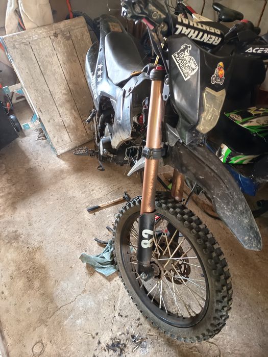 Cross 125cc fără cilindru și piston, chiuloasa e buna