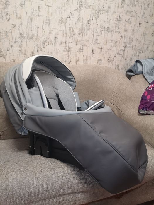 Осенне-летняя коляска Adamex.