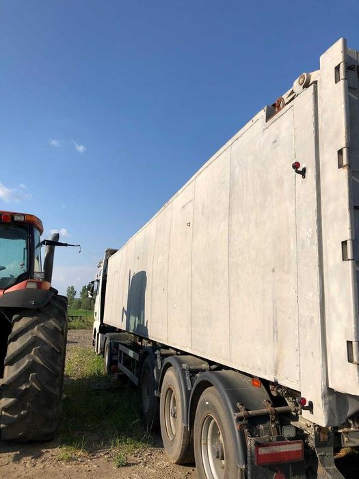Camion cu remorca