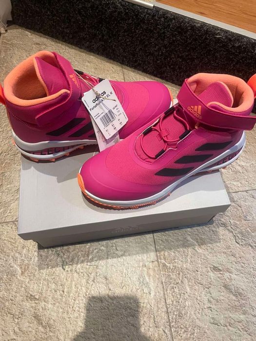 Adidas нови ,налични размери 38 и 40