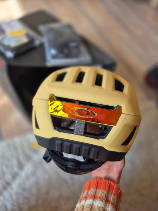 продавам нови каски  с MIP система Specialized Oakley Smith