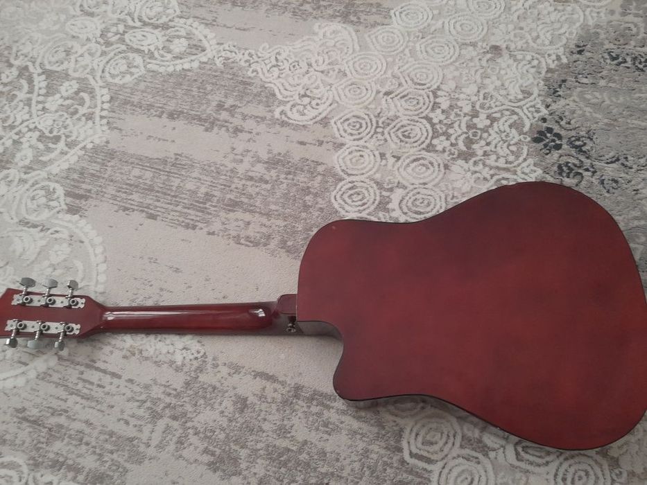 Gitara yangi Rossiyadan kelgan 
Gitara yangi Rossiyadan kelgan