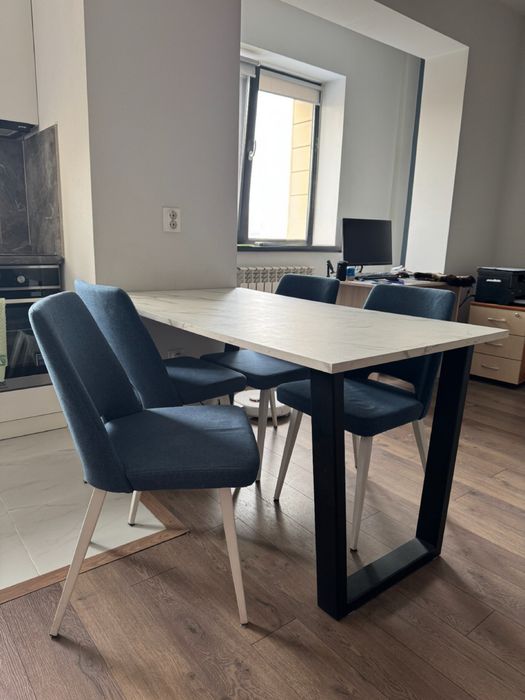 Стол со стульями