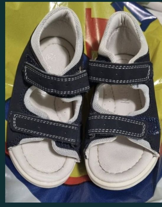 Sandale baietel alb cu albastru si rosu cu negru