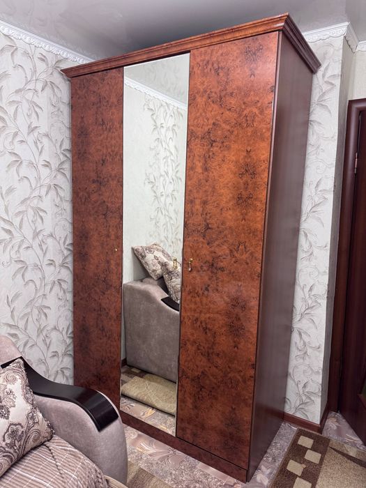 Продам шкаф с зеркалом