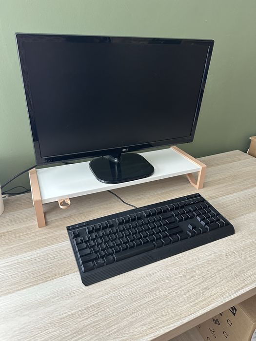 Повдигаща стойка за монитор