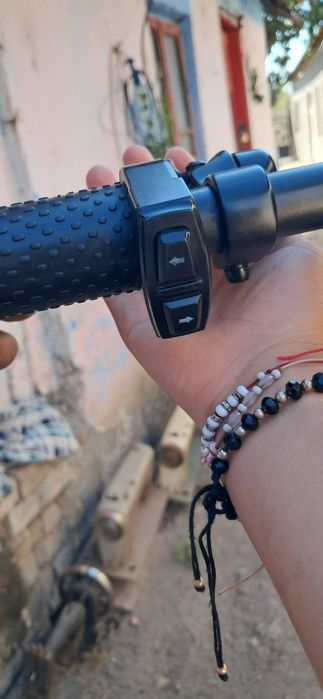 Trotineta apachie nu are nici un defect prinde 25km/h  doar are cricul rupt ,are si  semnalizare  va dau si încărcătorul