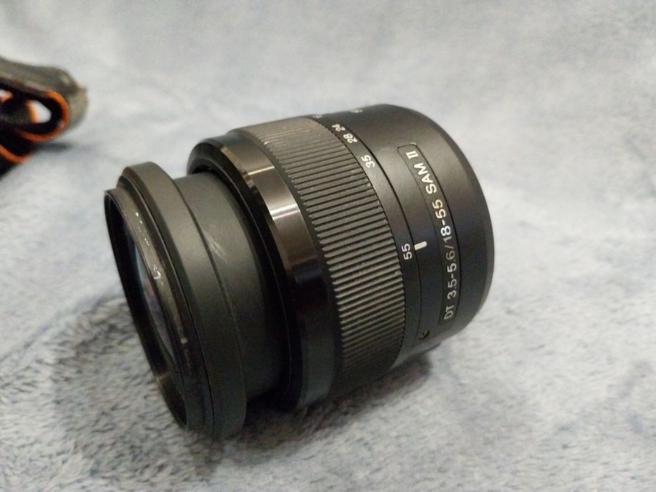 Sony A68 + obiectiv Sony 18–55 mm (obiectiv cu problemă la focalizare)