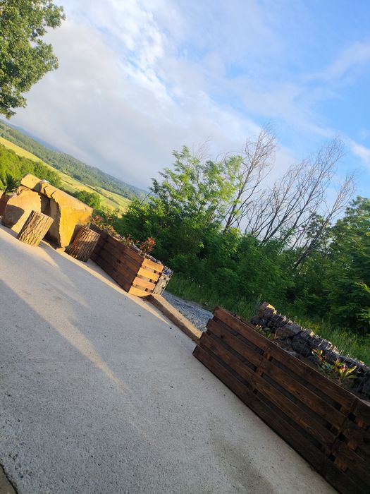 Vând jardiniera și masă curte