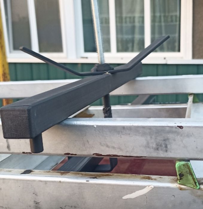 Продам Крепления для лестниц на крышу машины (на поперечные рейлинги)