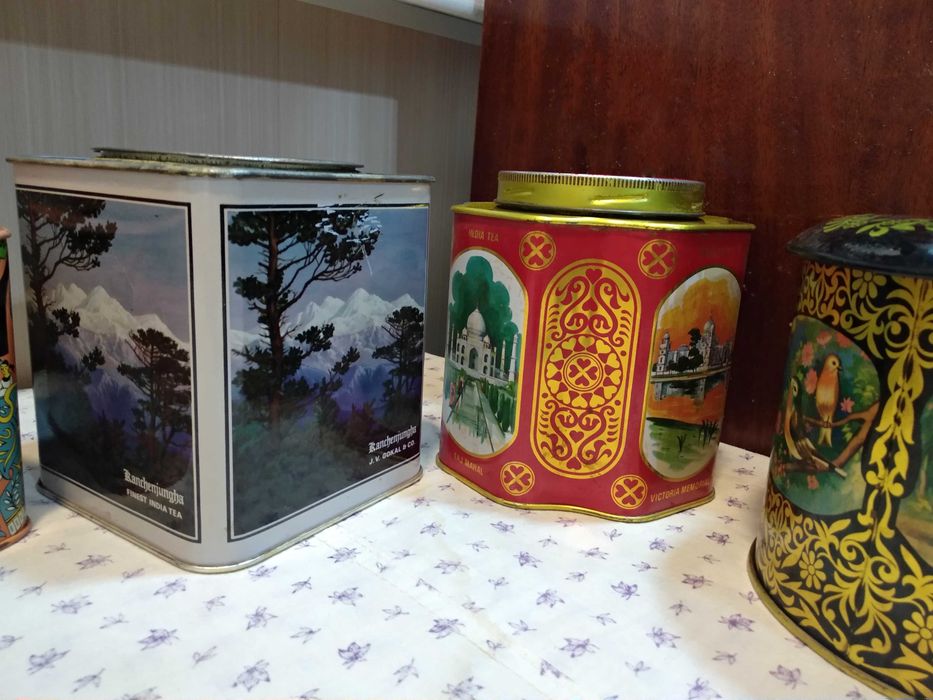 Металлические банки из под чая.