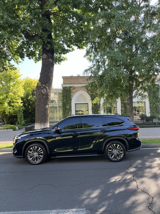 Toyota Highlander Limited E - Four Hybrid