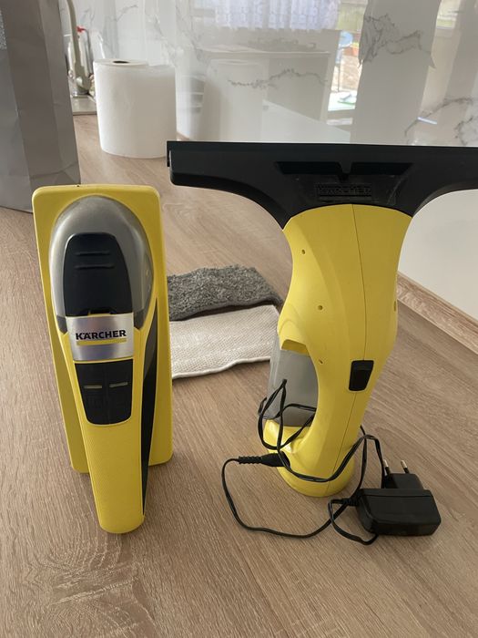 Vand aparat de curatat geamuri cu vibratii si aspirator de geamuri.