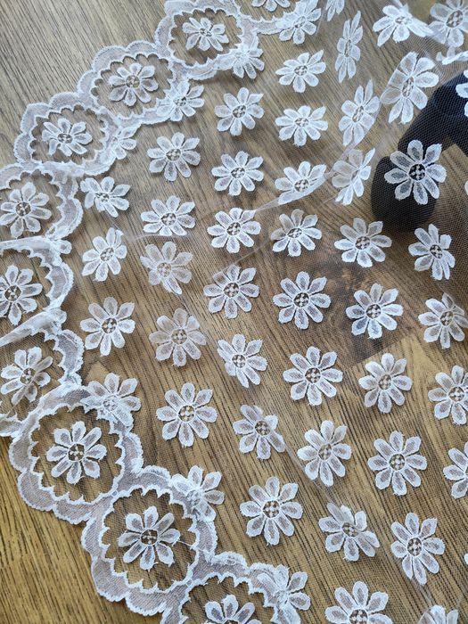 Кашпи за цветя и перденце