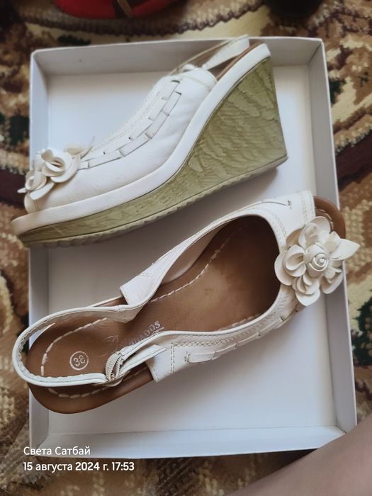 Аяк киимдер сатылады