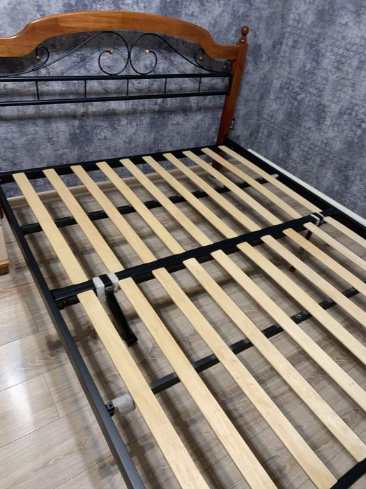 Кровать без матраца.