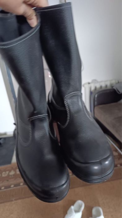 Продаю спец обувь