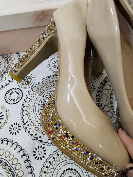 Brand tufli sotiladii srochni 2 3 marta kiyilgan