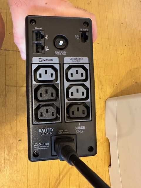 Sursa neintreruptibila ups APC BACK 550 BR550GI impecabile!