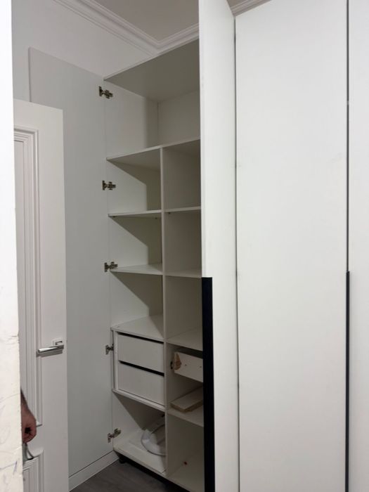 Шкаф  для вещей в белом цвете