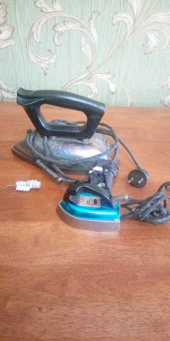 Утюги советские не рабочие.